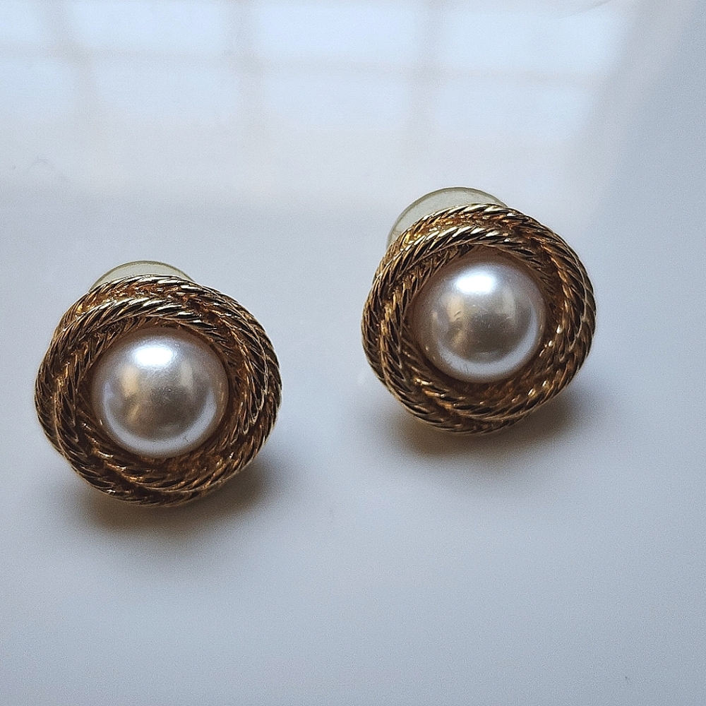 Vintage pearl gold earrings